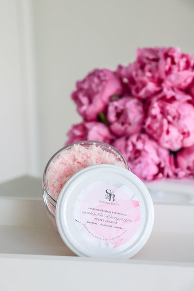 Suhkrutükikestega koorija "Maasika-shampanja"