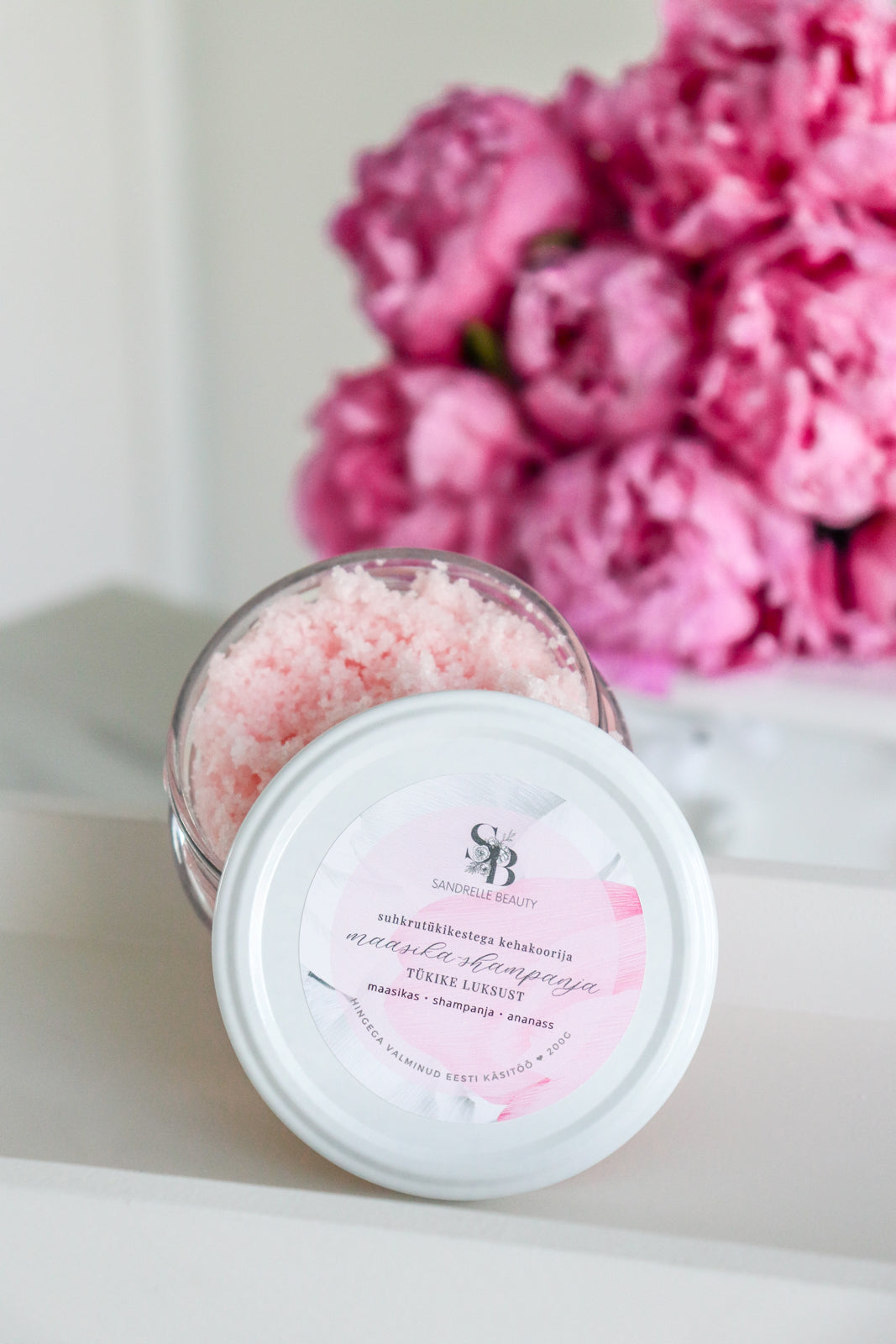 Suhkrutükikestega koorija "Maasika-shampanja"